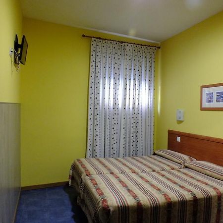 Hostal Los Claveles Torrejon de Ardoz Exterior photo