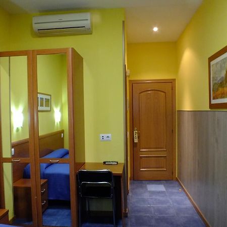 Hostal Los Claveles Torrejon de Ardoz Exterior photo