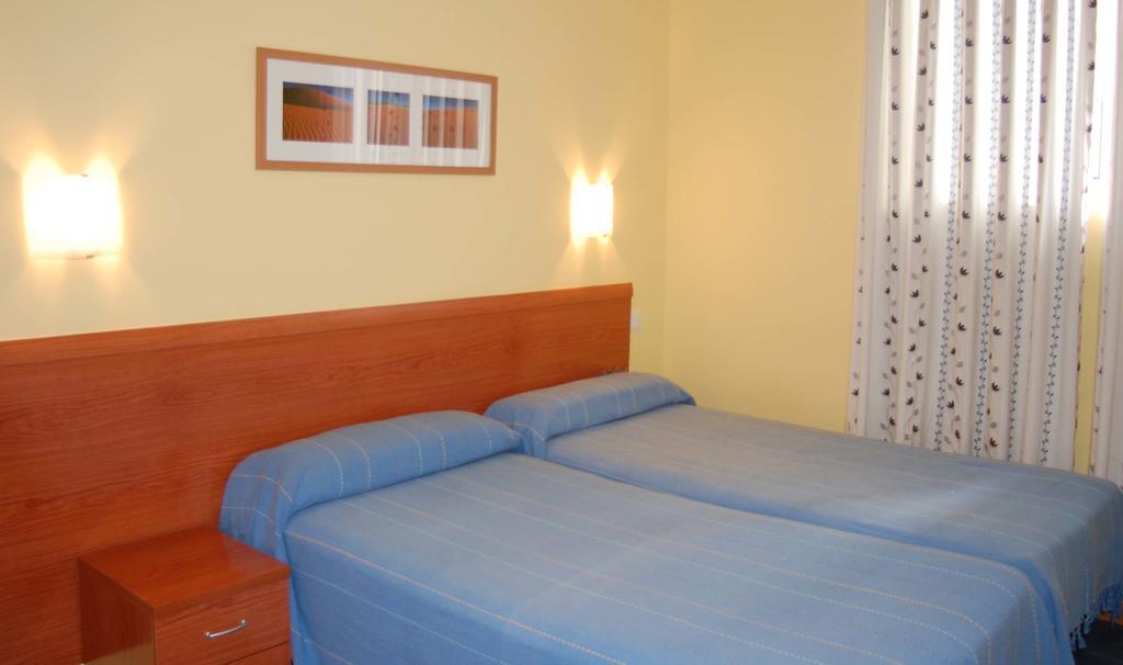 Hostal Los Claveles Torrejon de Ardoz Exterior photo