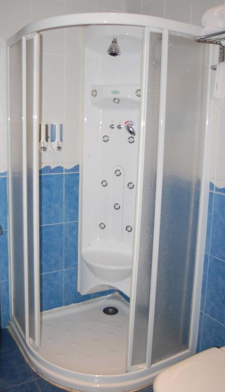 Hostal Los Claveles Torrejon de Ardoz Exterior photo
