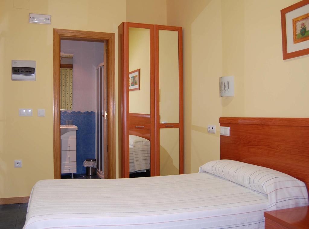 Hostal Los Claveles Torrejon de Ardoz Exterior photo