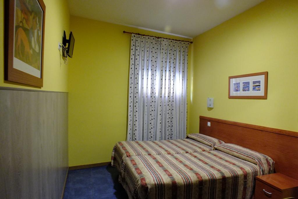 Hostal Los Claveles Torrejon de Ardoz Exterior photo