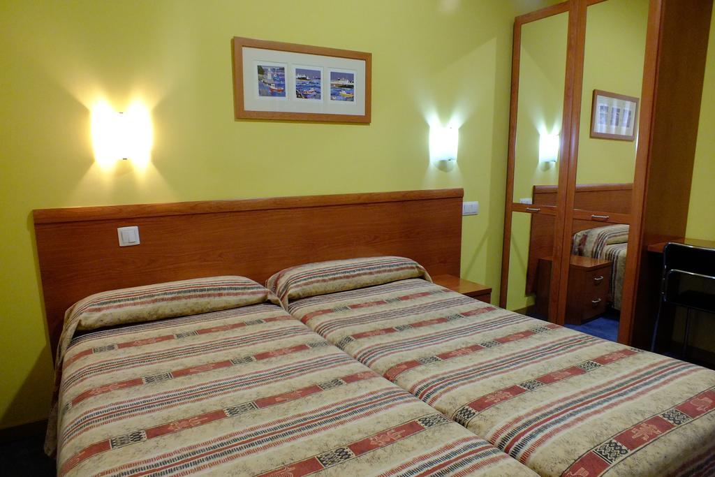 Hostal Los Claveles Torrejon de Ardoz Exterior photo