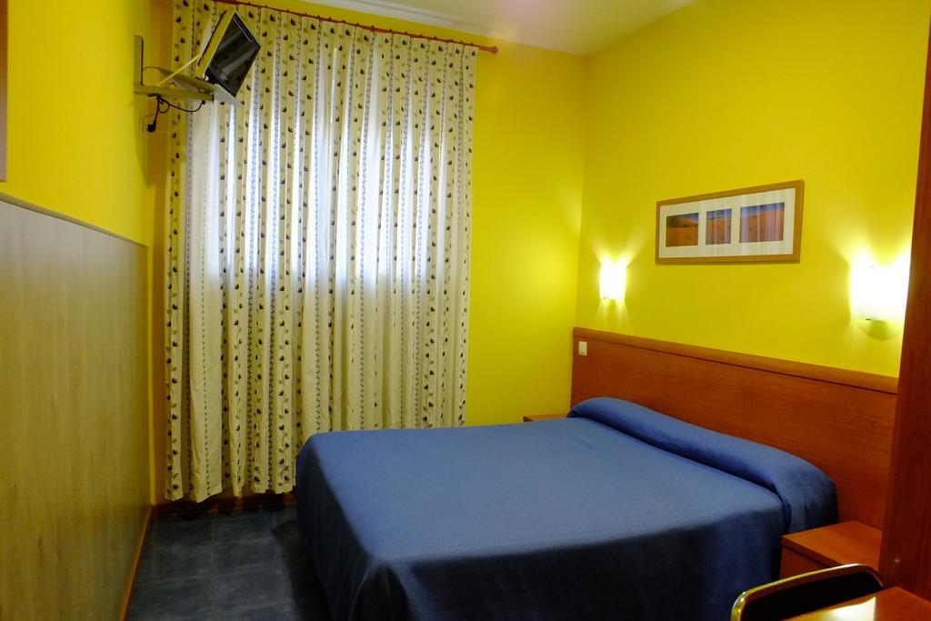 Hostal Los Claveles Torrejon de Ardoz Exterior photo