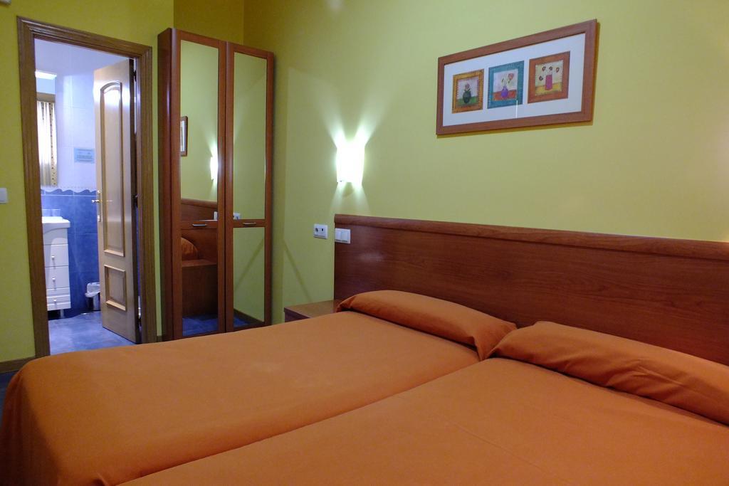 Hostal Los Claveles Torrejon de Ardoz Exterior photo