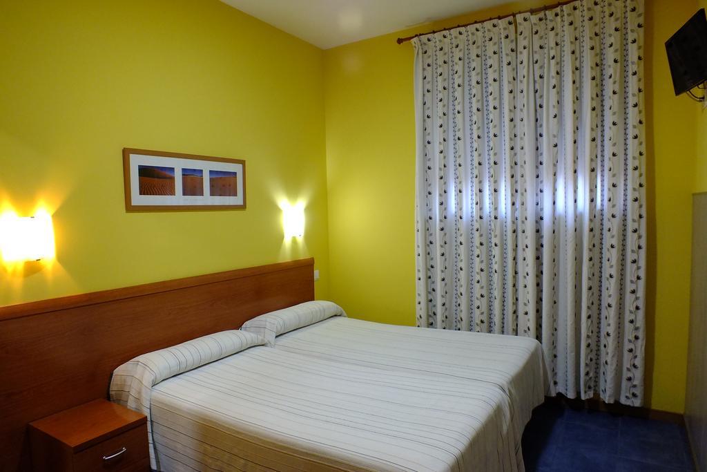 Hostal Los Claveles Torrejon de Ardoz Exterior photo