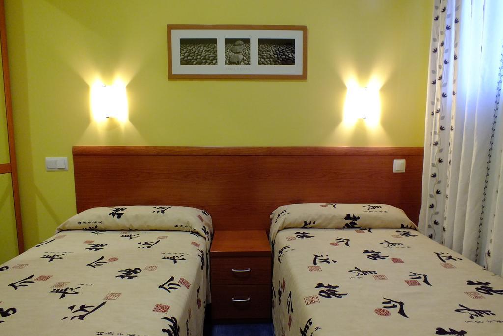 Hostal Los Claveles Torrejon de Ardoz Exterior photo