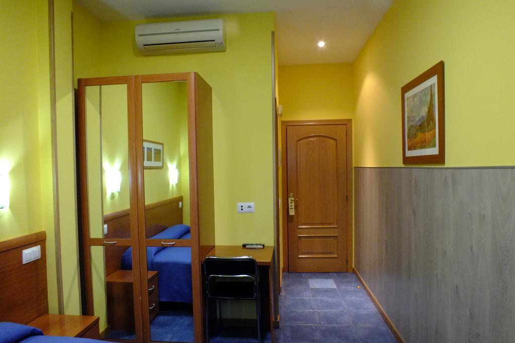 Hostal Los Claveles Torrejon de Ardoz Exterior photo